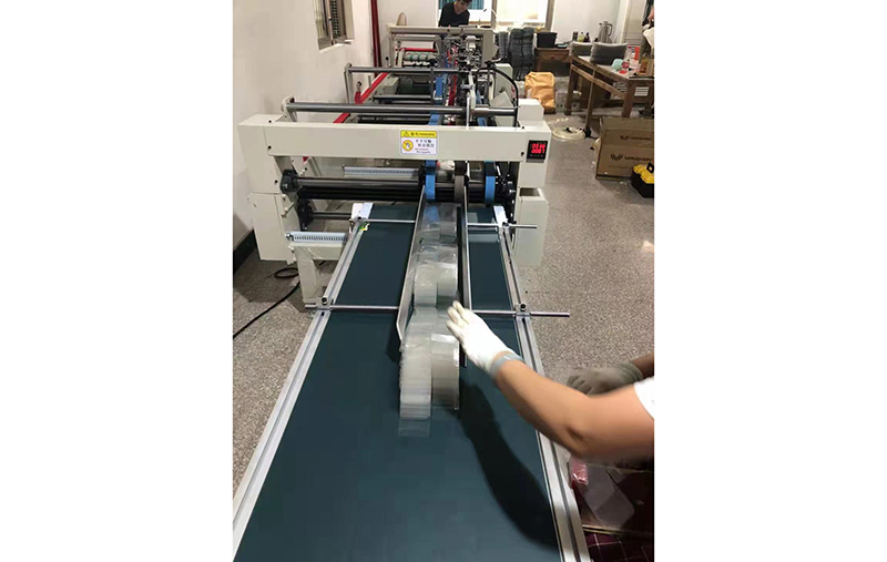 使用膠(jiao)盒折邊(bian)機具體(ti)有哪些(xie)特點？