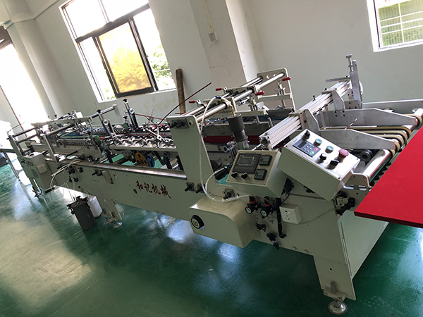 全自(zi)動PVC膠盒機(ji)