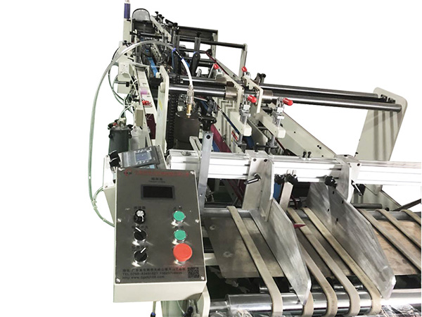 PVC PET透明(ming)膠盒自動(dong)折邊粘盒(he)機 塑料包(bao)裝盒全自(zi)動膠盒機(ji)