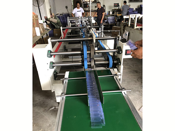 專(zhuan)業制造全(quan)自動糊盒(he)機 pet全自動(dong)膠盒機 PP透(tou)明塑料盒(he)粘盒機