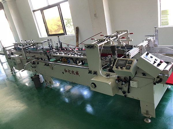 專(zhuan)業生産pvcPET 膠(jiao)盒粘盒機(ji) 全自動折(she)盒糊盒機(ji)廠家