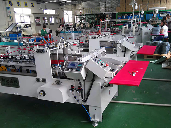 PET膠水機  PVC/APET等(deng)材料盒粘(zhan)接膠水機(ji)