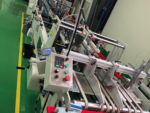 福建廈(sha)門膠盒(he)廠機械(xie)        PVC膠盒粘(zhan)盒機