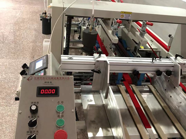 膠(jiao)盒機 東莞(wan)市和記機(ji)械設備有(you)限公司 全(quan)自動PVC PP塑料(liao)折盒膠盒(he)粘盒機