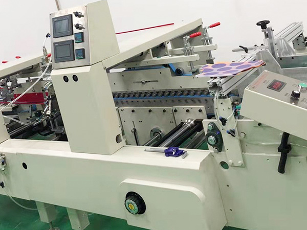 膠盒(he)機設備(bei) 全自動(dong)糊盒機(ji) 全自動(dong)PVC膠盒粘(zhan)盒機 透(tou)明塑料(liao)成型膠(jiao)盒機