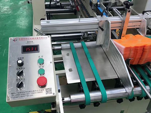 PVC全自(zi)動膠(jiao)盒機(ji)  專注(zhu)PVC PET  PP膠盒(he)自動(dong)刷膠(jiao)水粘(zhan)貼