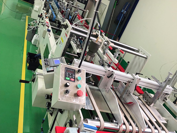 熱熔(rong)膠粘盒機(ji)