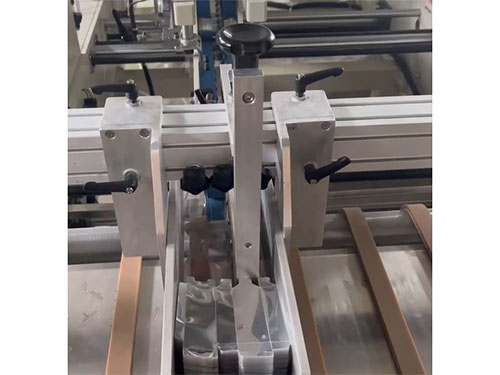 膠(jiao)盒粘貼小(xiao)盒子